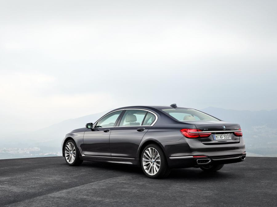  BMW 750Li xDrive 2015 года  (фото 27 из 41)